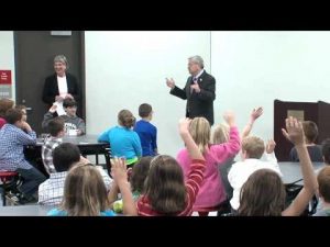 Branstad Visits Jefferson – DMPS-TV News thumbnail